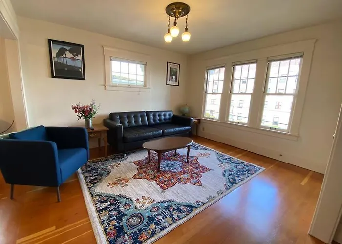Historic Downtown Riverview Flat, No 3