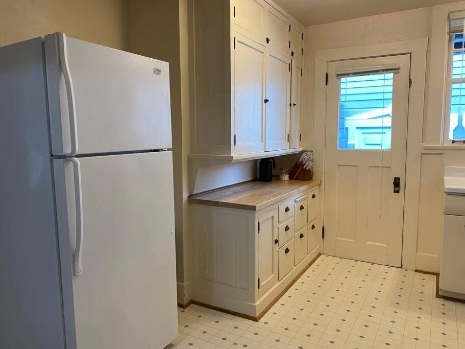 Historic Downtown Riverview Flat, No 3 * Astoria