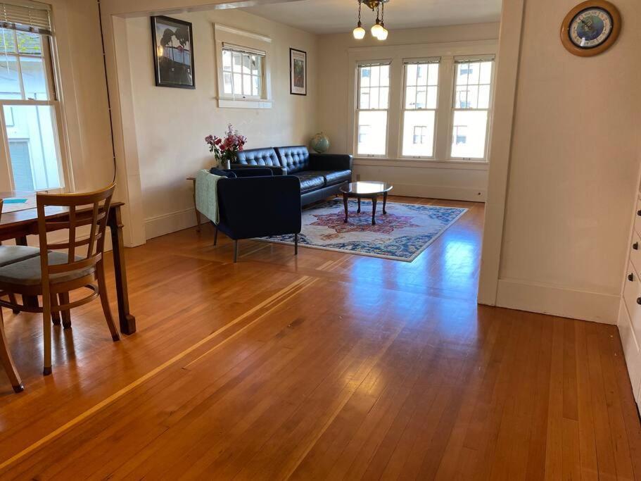 Historic Downtown Riverview Flat, No 3 *