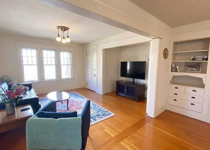 Historic Downtown Riverview Flat, No 3