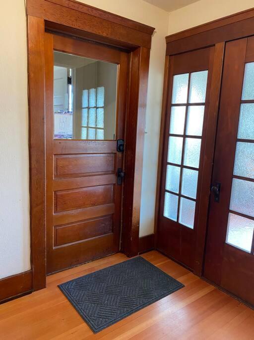 Historic Downtown Riverview Flat, No 3 *