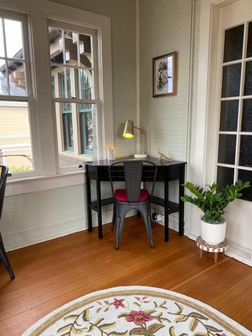 Historic Downtown Riverview Flat, No 3 * Astoria