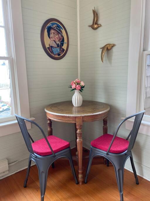 Historic Downtown Riverview Flat, No 3 *