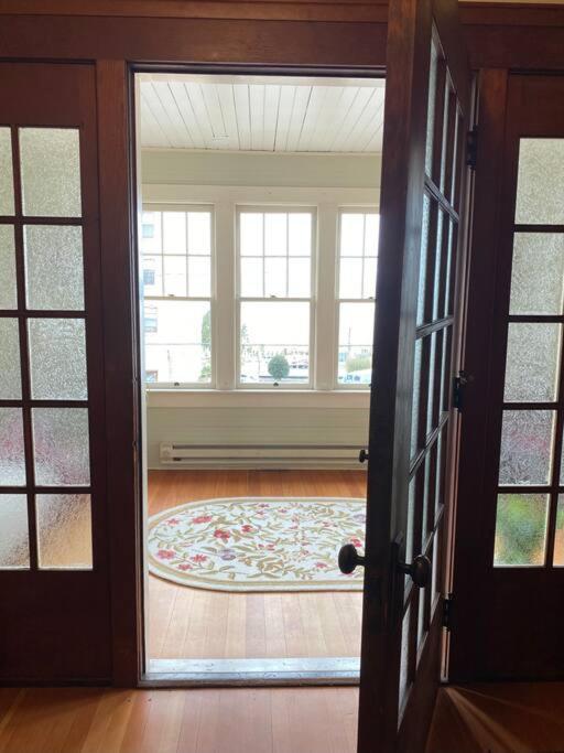 Historic Downtown Riverview Flat, No 3 *