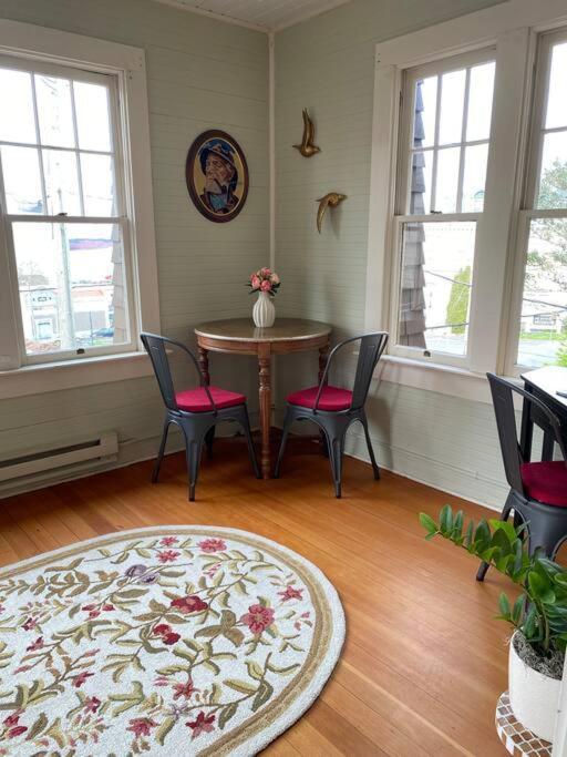 Historic Downtown Riverview Flat, No 3