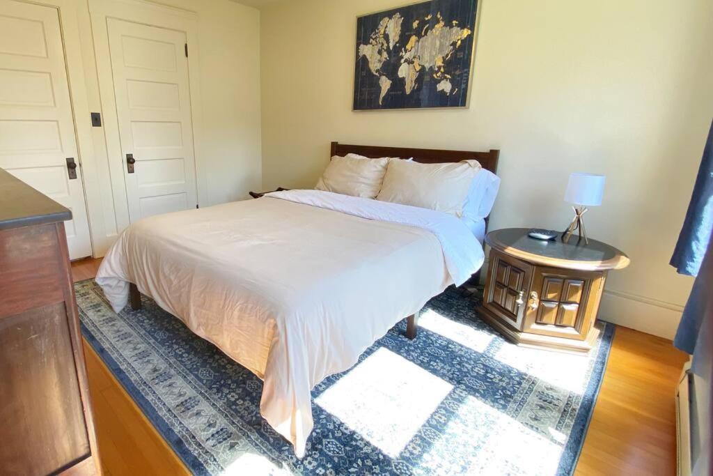 Historic Downtown Riverview Flat, No 3 *