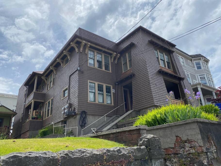 Historic Downtown Riverview Flat, No 3 Apartment *