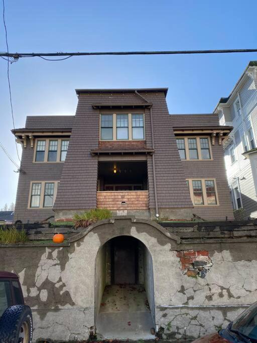 Historic Downtown Riverview Flat, No 3 *