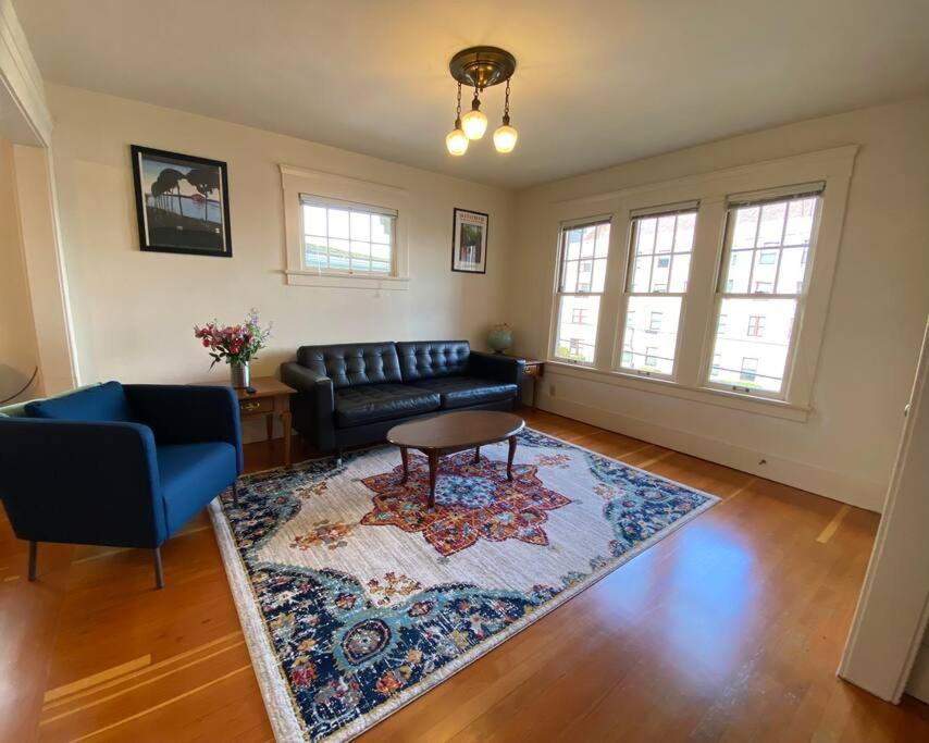Historic Downtown Riverview Flat, No 3 * Astoria